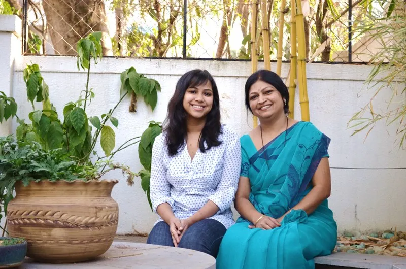 சுவாதி மகேஸ்வரி (இடது) மற்றும் சுனிதா ஜஜு, ரஸ்டிக் ஆர்ட்